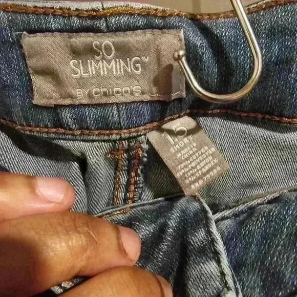 P7010 chico's so slimming  medium wash size  1.5 /32in short - Picture 6 of 9